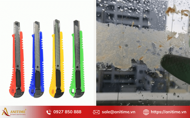 Cách tẩy keo silicone trên kính bằng dao rọc giấy bén