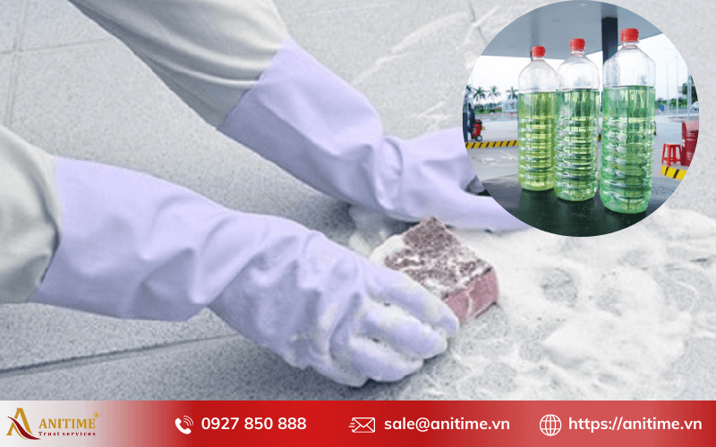 Cách làm sạch gạch nhám bị dính sơn, keo, xi măng bằng xăng