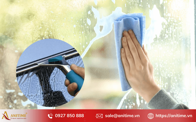 Lau sạch kính bằng chổi cao su