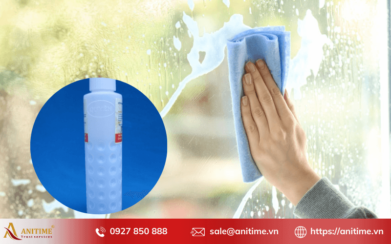 Lau sạch kính bằng nước rửa móng tay