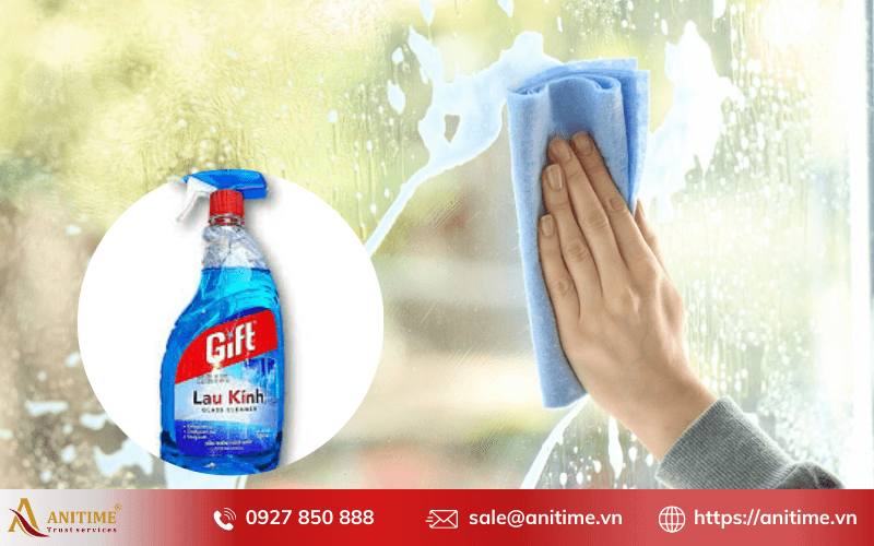 Cách lau kính sạch bằng nước lau kính chuyên dụng