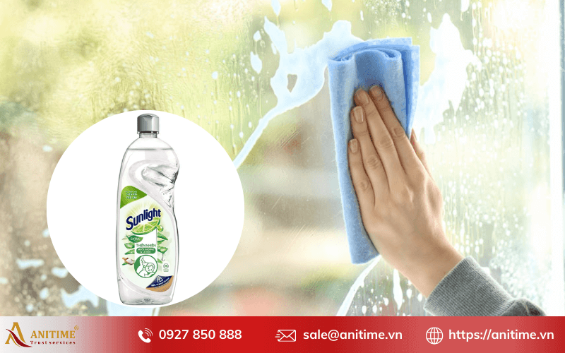 Lau sạch kính bằng nước rửa chén