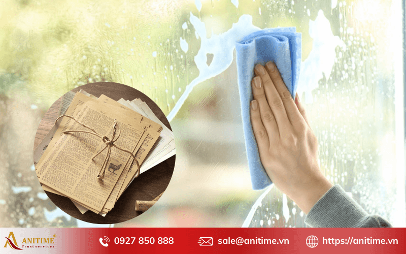 Cách lau kính sạch bằng giấy báo