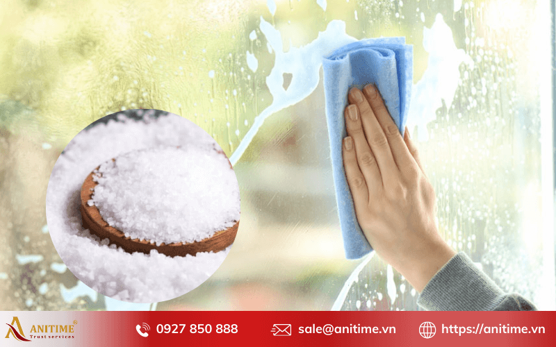 Cách lau cửa kính sạch bằng muối