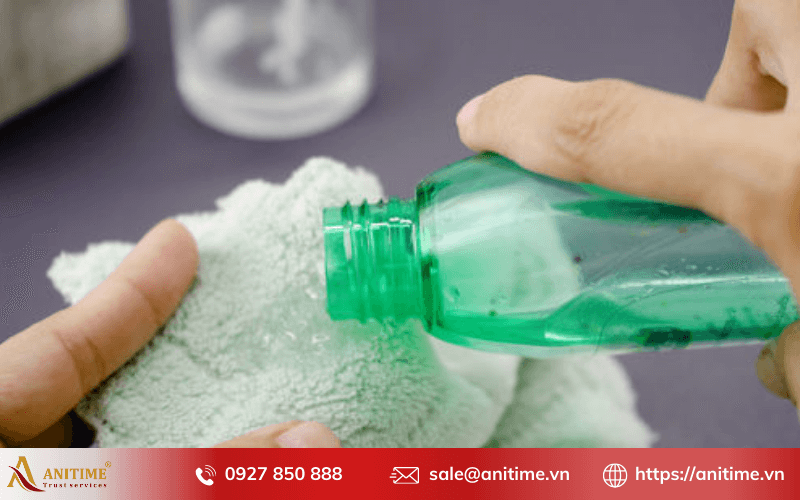 Cách chùi sạch keo trên kính bằng xăng thơm hoặc cồn