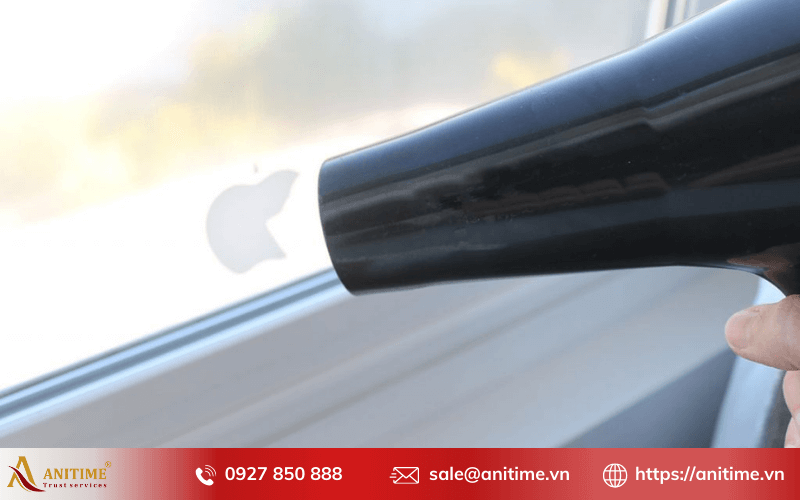 Cách làm sạch keo trên kính bằng máy sấy tóc