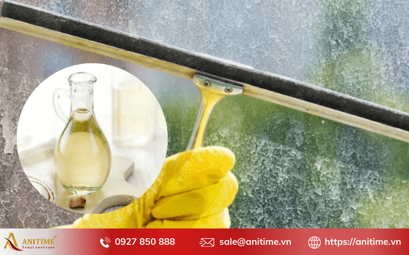 Tẩy cặn canxi trên kính bằng giấm ăn