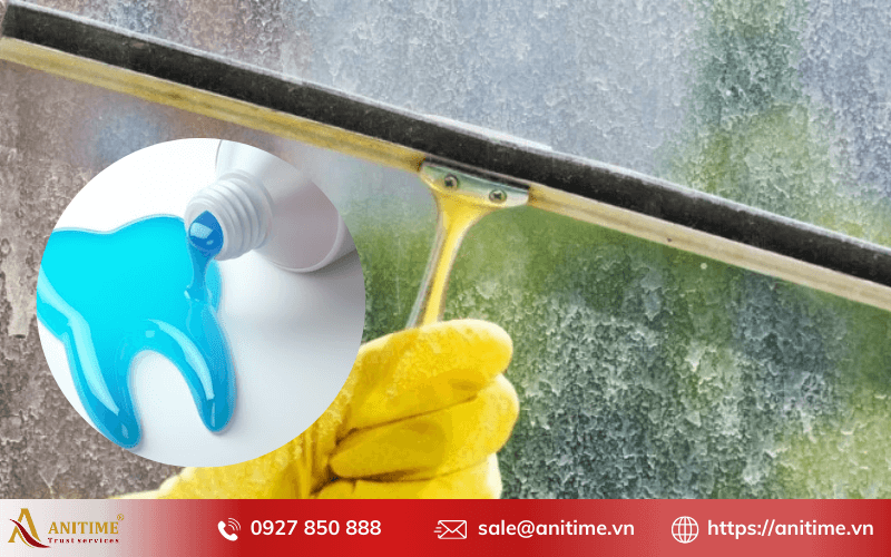 Tẩy sạch cặn canxi bám trên kính bằng kem đánh răng