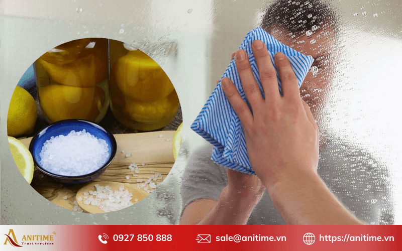 Tẩy kính bị ố bằng hỗn hợp chanh muối