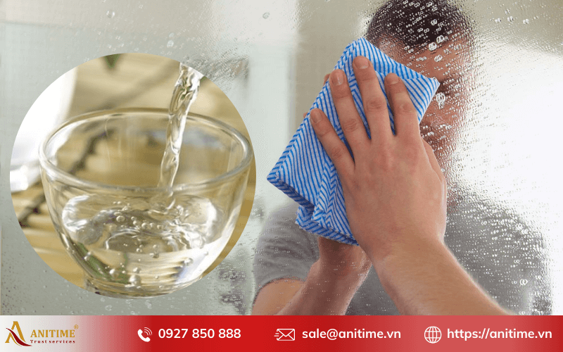 Cách tẩy ố kính với giấm trắng