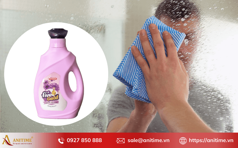 Làm sạch kính bị mốc ố bằng nước xả vải