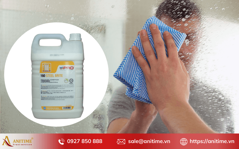 Tẩy kính bị ố mốc bằng chất đánh bóng