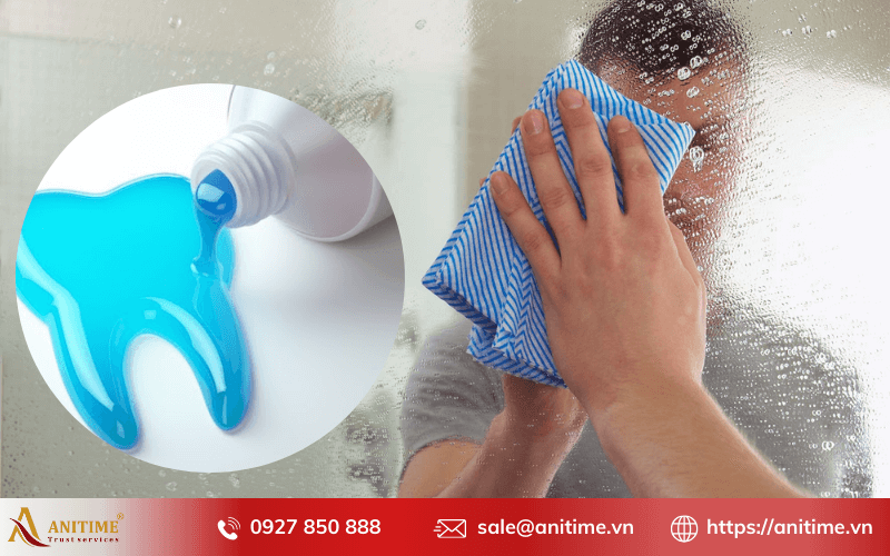 Tẩy kính bị mốc, ố bằng kem đánh răng