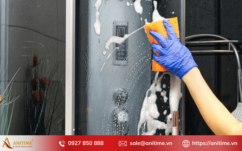 cách tẩy xi măng bám trên kính