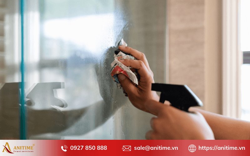 hướng dẫn tẩy xi măng trên kính