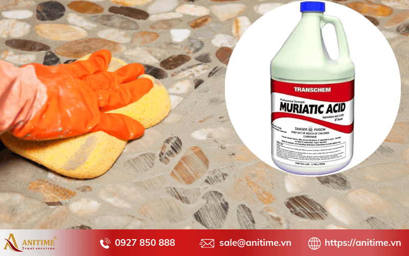 Tẩy nền gạch bị dính xi măng bằng axit muriatic