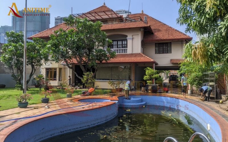 vệ sinh hồ bơi ở biệt thự thảo điền