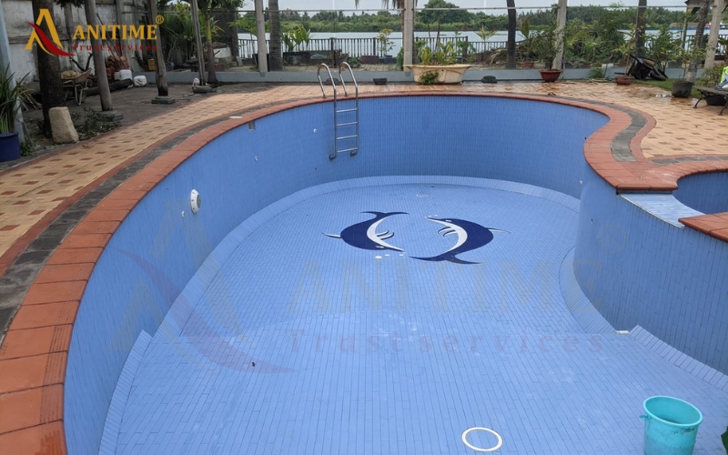 vệ sinh hồ bơi ở biệt thự thảo điền