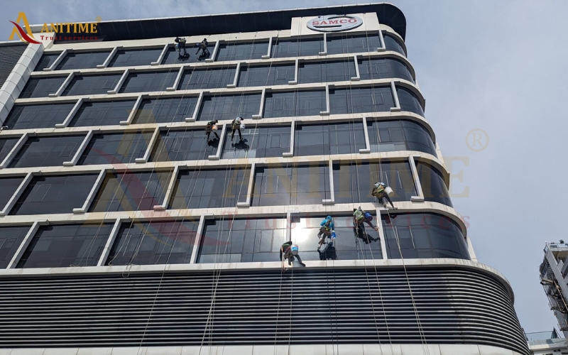 dịch vụ vệ sinh kính tòa nhà